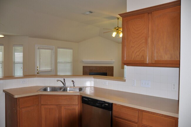 Building Photo - 3 Bedroom 2 Bath with Study in Kyle