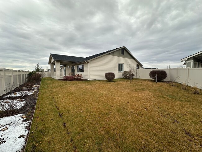 Building Photo - Beautiful 3bed, 2bath 1600sq.ft. home in F...