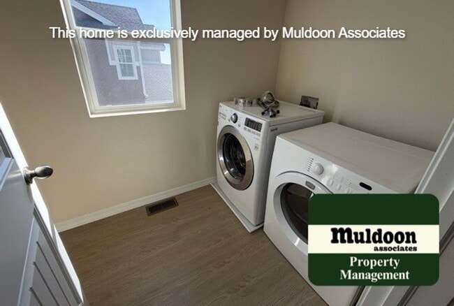 Building Photo - Like new 2-story Home!