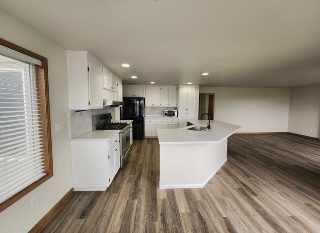 Building Photo - Move-In Special: $1000 off- Golf Course Living!