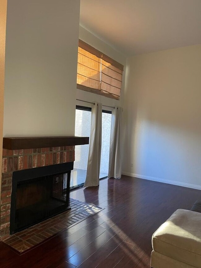 Building Photo - Furnished Tri-Level Townhome | 3BR/3BA | P...