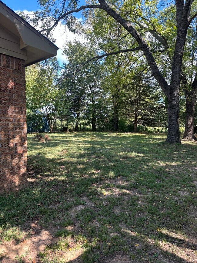 Building Photo - 1002 Harris Dr