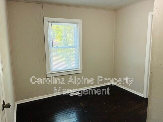 Building Photo - 1421 W Walnut Ave