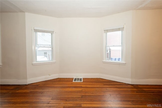 Building Photo - 11 Hoyt St