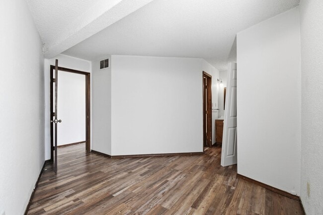 Building Photo - Newly Remodeled Duplex in Grove | Immediate Move In