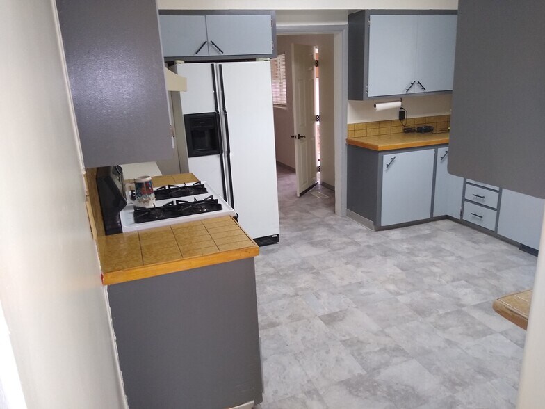 kitchen - 1508 S Denver Ave