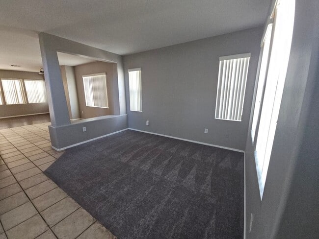 Building Photo - 4bd 2.5 bth 43rd Ave and vineyard