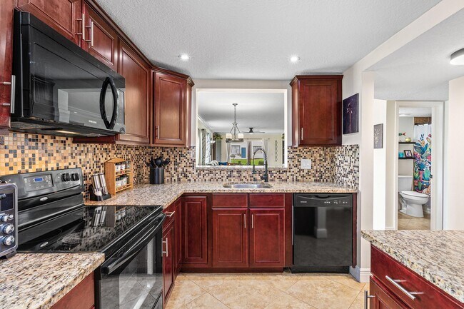 Building Photo - 2905 SW 22nd Ave