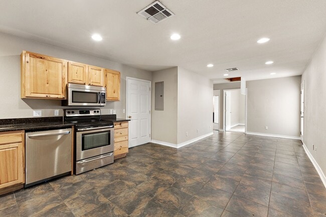 Building Photo - Walk to campus! Walk downtown! Fenced yard! Flat Rate Utilities!