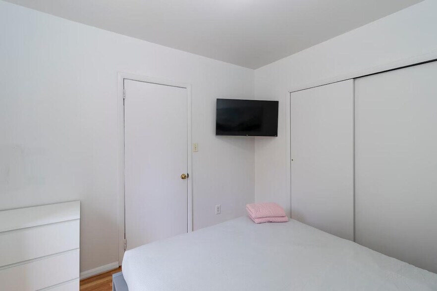 Building Photo - 247 E 94th St
