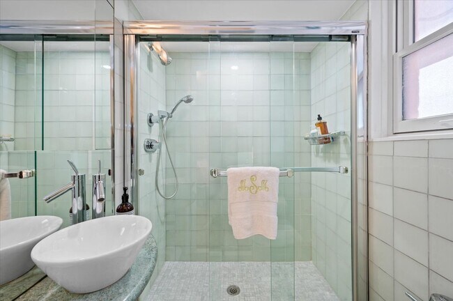 Building Photo - 2130 N Lincoln Park W