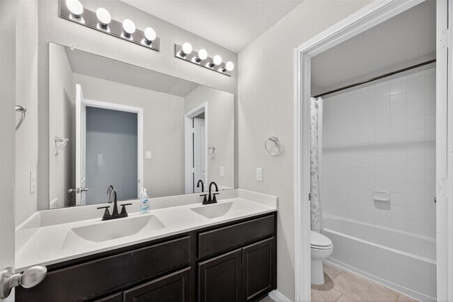Building Photo - 718 Harvest Bluff Dr