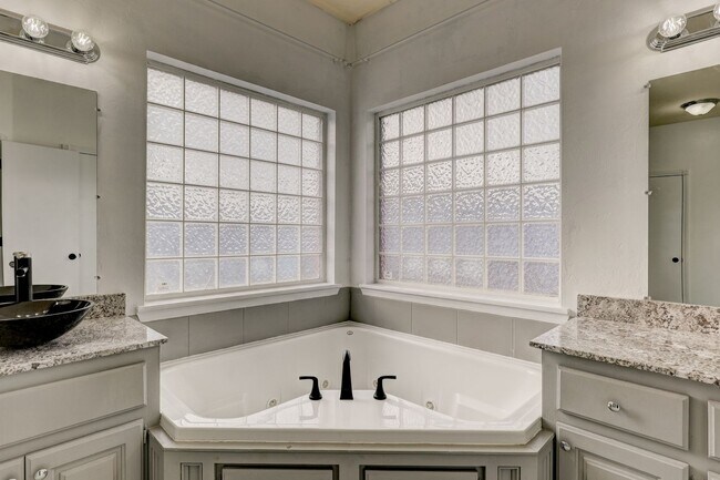 Building Photo - 1605 Silver Oak Dr