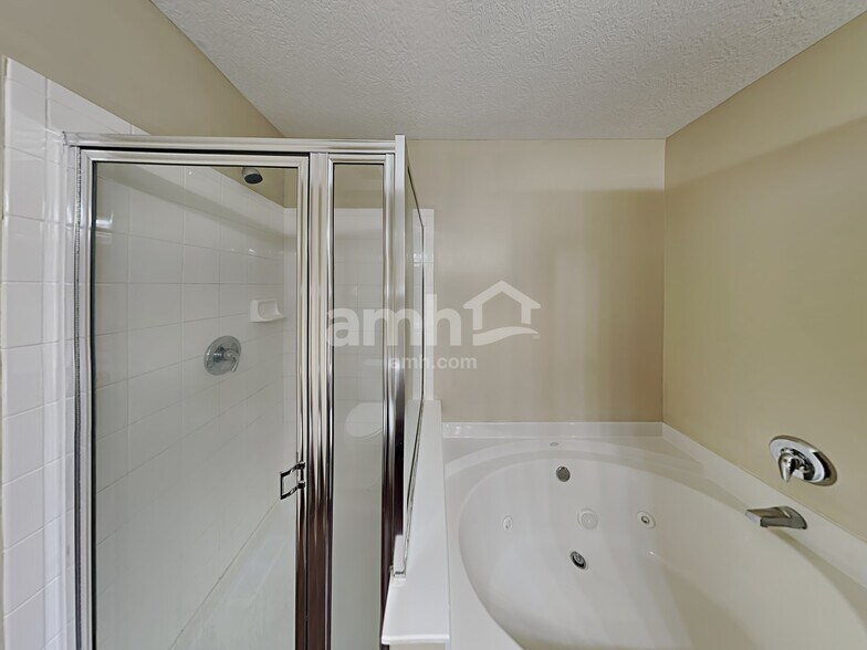 Building Photo - 811 Corylus Dr SW