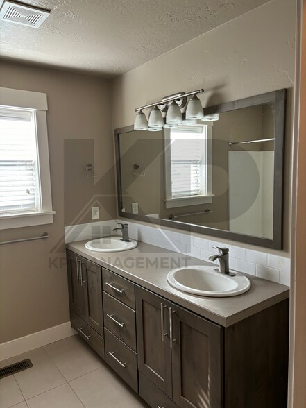 Building Photo - 2004 S Kerr St