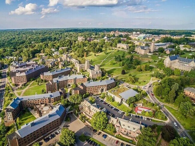 Building Photo - 3 bedrooms home in downtown