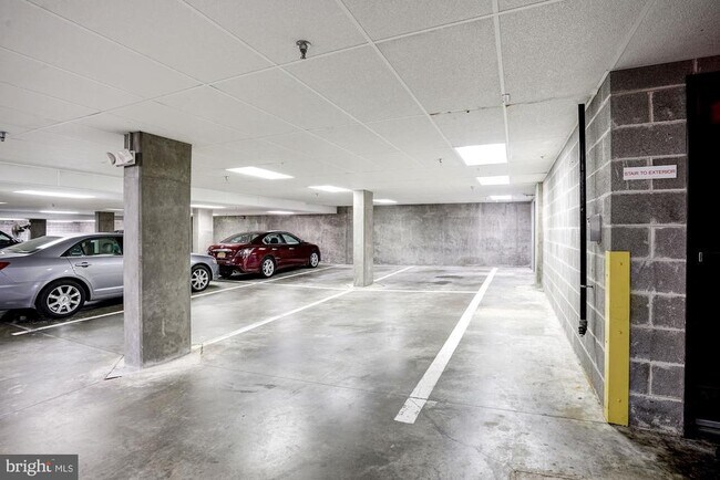 Building Photo - 4950 Brenman Park Dr