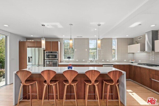 Building Photo - 2736 Armacost Ave