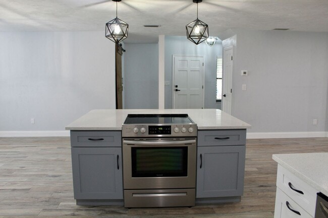 Building Photo - Port Orange Charming 5-Bedroom, 2-Bathroom...