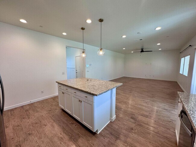 Building Photo - Stunning 4 bedroom 3 bathroom Murrieta hom...