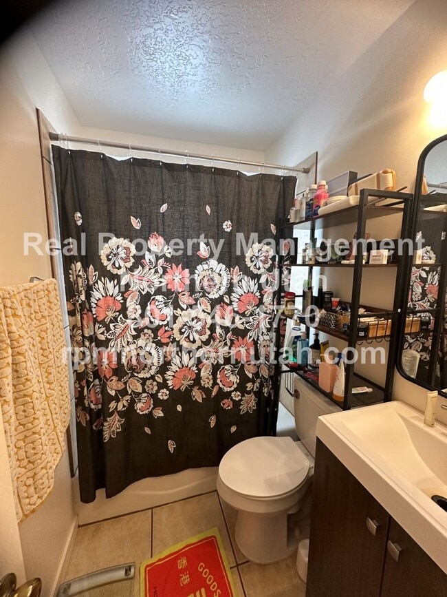 Building Photo - Lovely 4 Bedroom  2 Bath House Available i...