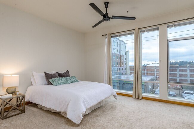 Building Photo - Stunning Downtown Condo