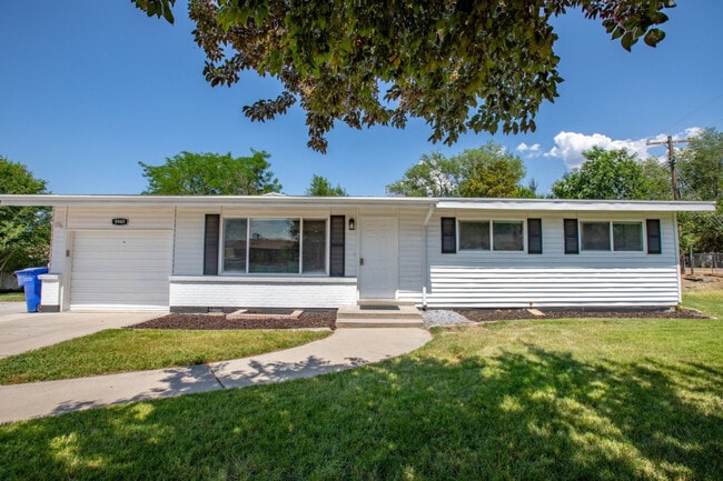 Building Photo - 9949 E Sego Lily Dr