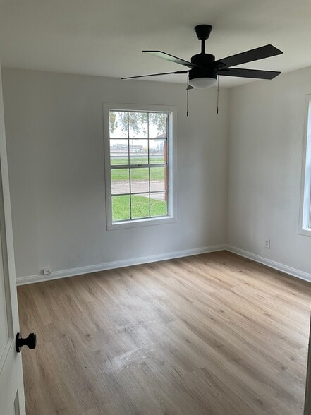 Building Photo - 326 E 1st St