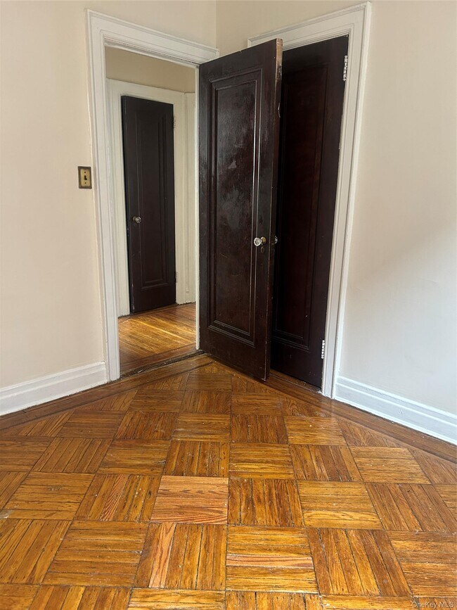 Building Photo - 594 E 38th St