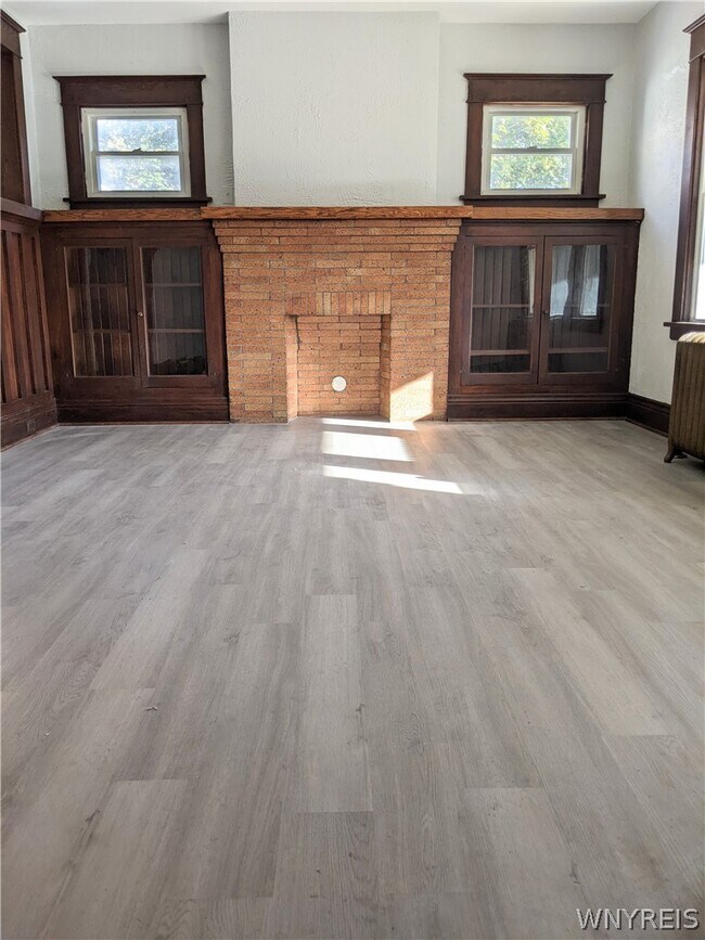 Building Photo - 2026 Hertel Ave