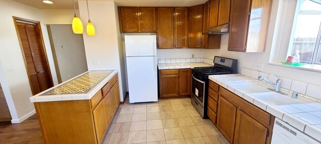 Building Photo - Adorable Single Story home with 3 bedroom and 2 bath