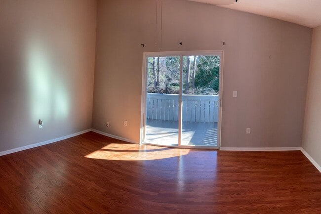 Building Photo - 2 Bedroom 1 Bath Condo with Private Deck in Hunters Chase