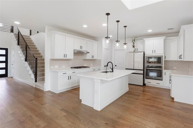 Building Photo - 300 Hollister Dr