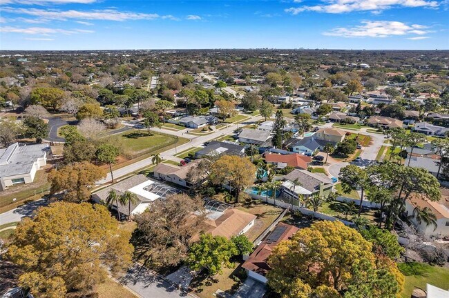 Building Photo - 8789 Maplewood Rd