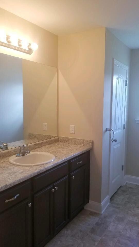 Building Photo - Spacious 3 Bedroom 2.5 Bath Townhome with ...