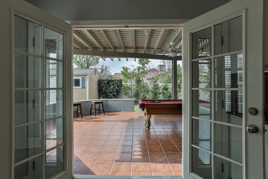 Beautiful covered Patio - 5907 Yarmouth Ave