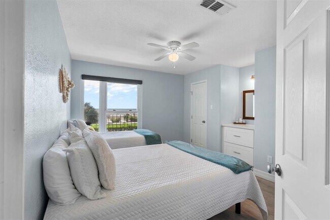 Building Photo - 7600 Seawall Blvd