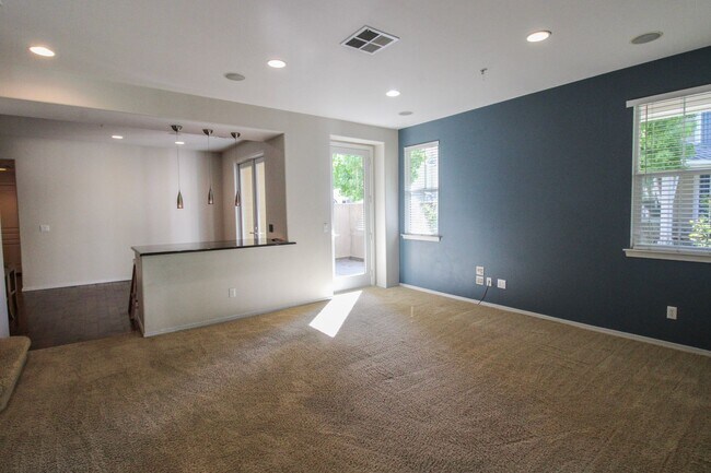 Building Photo - 4 bedroom 2.5 bathroom condo in Broad Street Village Complex