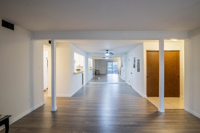 Building Photo - 800 Brook Dr
