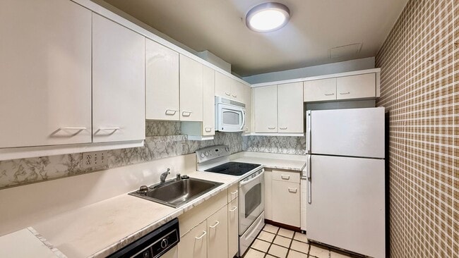 Building Photo - Comfortable Studio Living with Balcony, Parking & Storage at Daniel Burnham Court