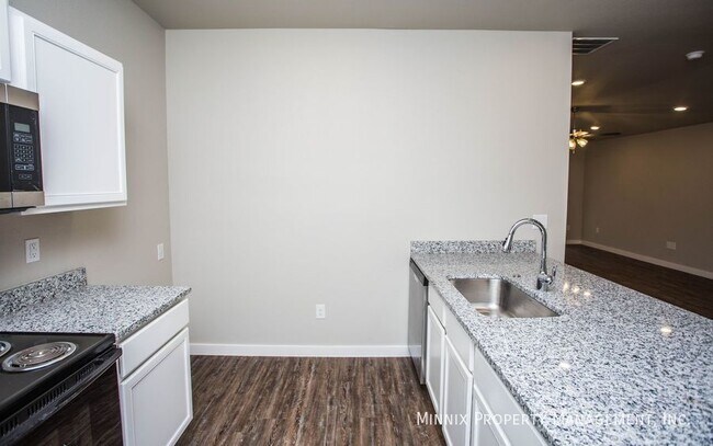 Building Photo - 407 E 21st St