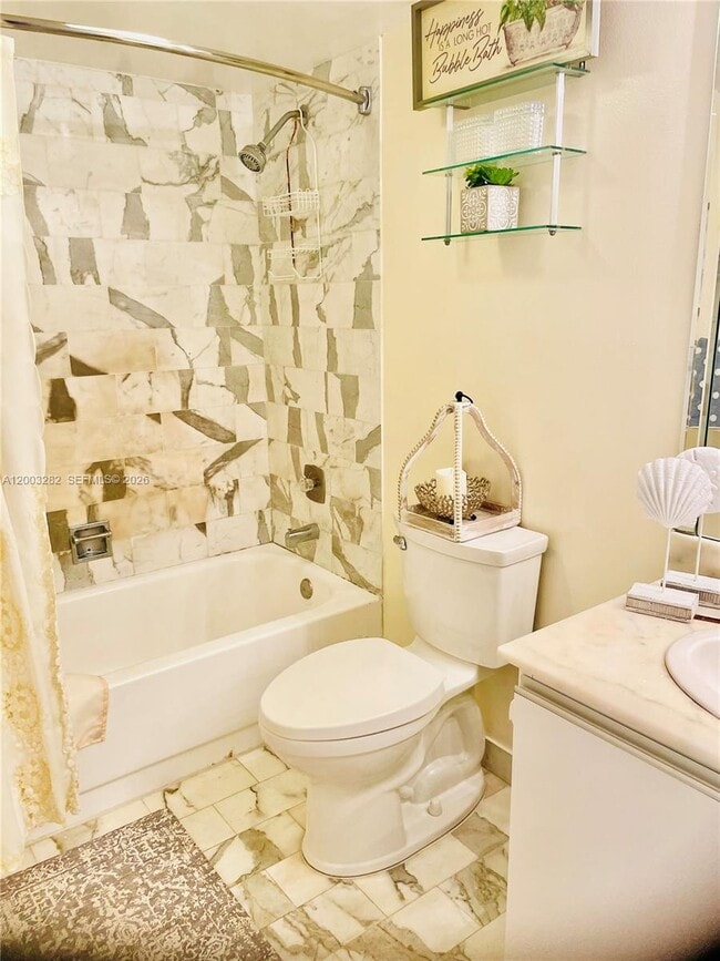 Building Photo - 2555 Collins Ave