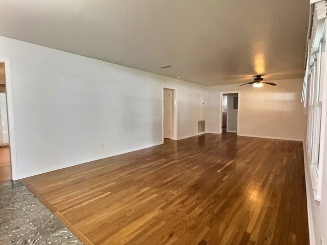 Building Photo - 635 Rockhill Dr