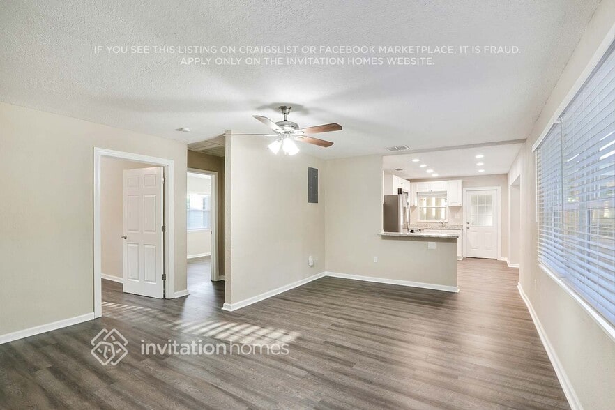 Building Photo - 411 Seffner Valrico Rd