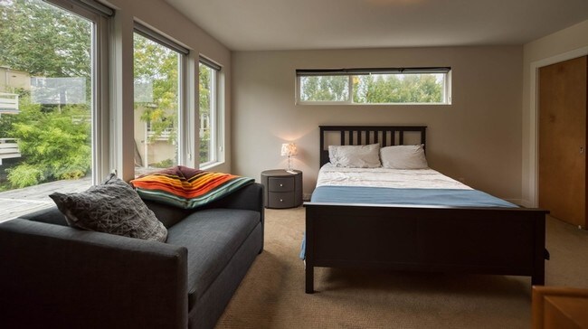 Building Photo - Fantastic 3 Bedroom Townhome w/Attached Garage and A/C in Seattle!!
