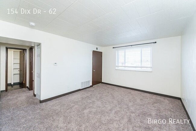 Building Photo - LOOK & LEASE SPECIAL - Modern Comfort: 1 B...