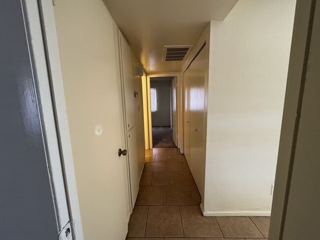 Building Photo - Maryvale 2br Townhome