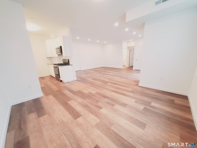 Building Photo - 916 Hope St