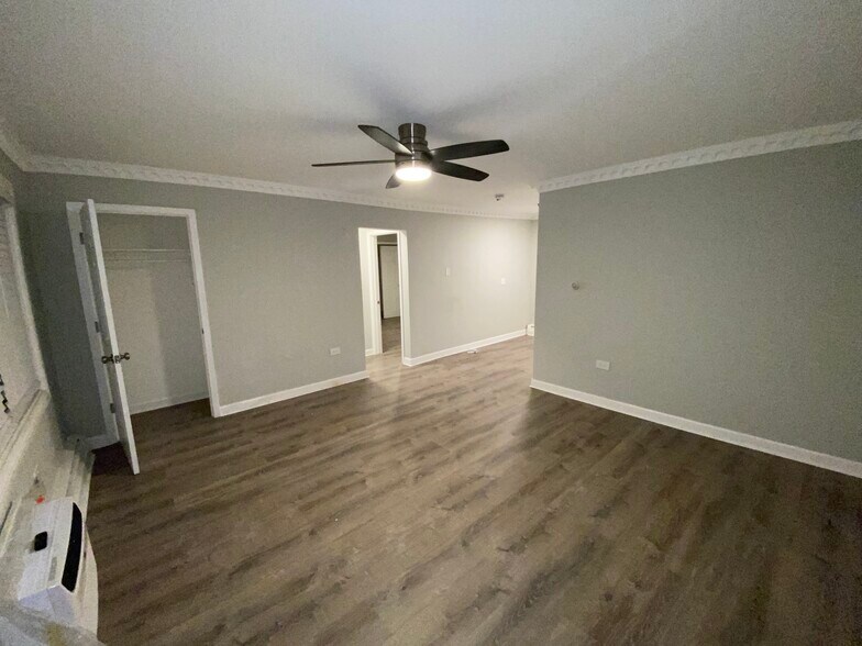 Building Photo - 1324 W Sherwin Ave