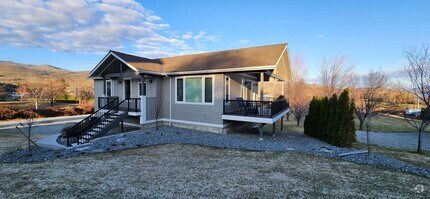 Building Photo - Furnished 4 bedroom/2.5 bath in Manson - A...